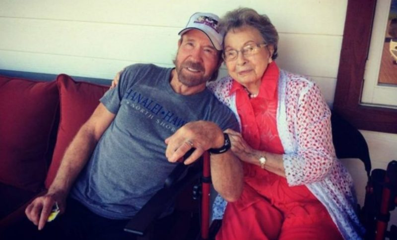 Cette année la mère de Chuck Norris aura 101 ans: elle est la plus grande fan de Chuck