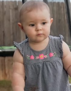 Bébé se dispute avec papa: Elle est tellement mignonne qu’on a envie de la câliner toute la journée