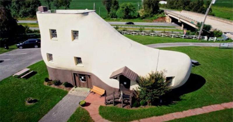 Construite en 1948, la maison en forme de chaussure est maintenant disponible pour une vie à court terme