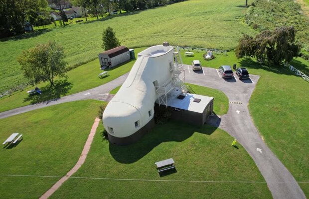 Construite en 1948, la maison en forme de chaussure est maintenant disponible pour une vie à court terme