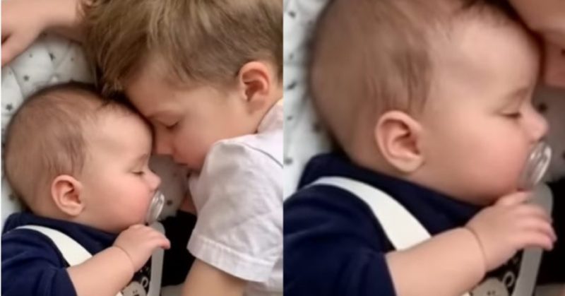 Le petit frère câline la petite sœur pendant son sommeil: c'est assez adorable
