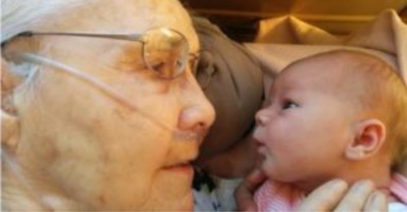 Nous voulions qu’elle soit la première à rencontrer notre nouvelle petite fille: Elles se sont simplement assises et se sont regardées comme si elles partageaient un secret