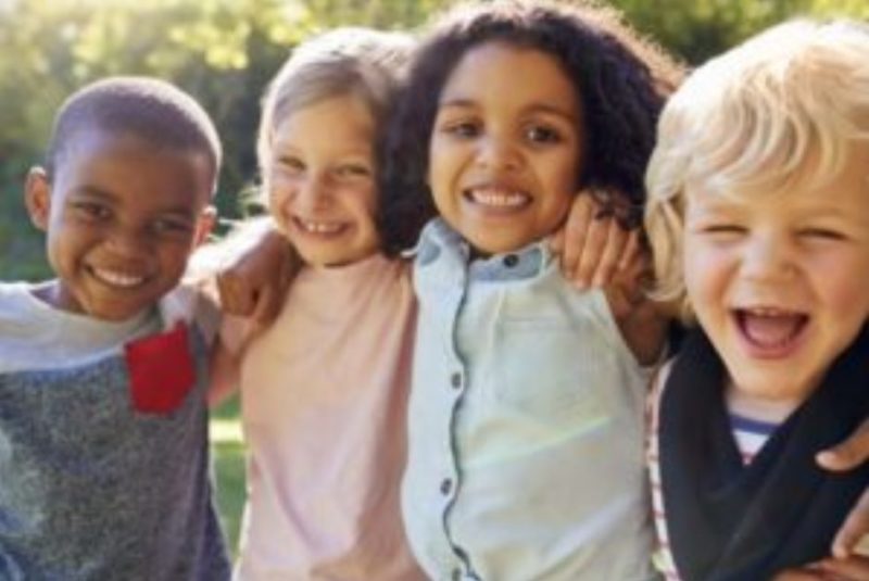 Nous voulions qu’elle soit la première à rencontrer notre nouvelle petite fille: Elles se sont simplement assises et se sont regardées comme si elles partageaient un secret