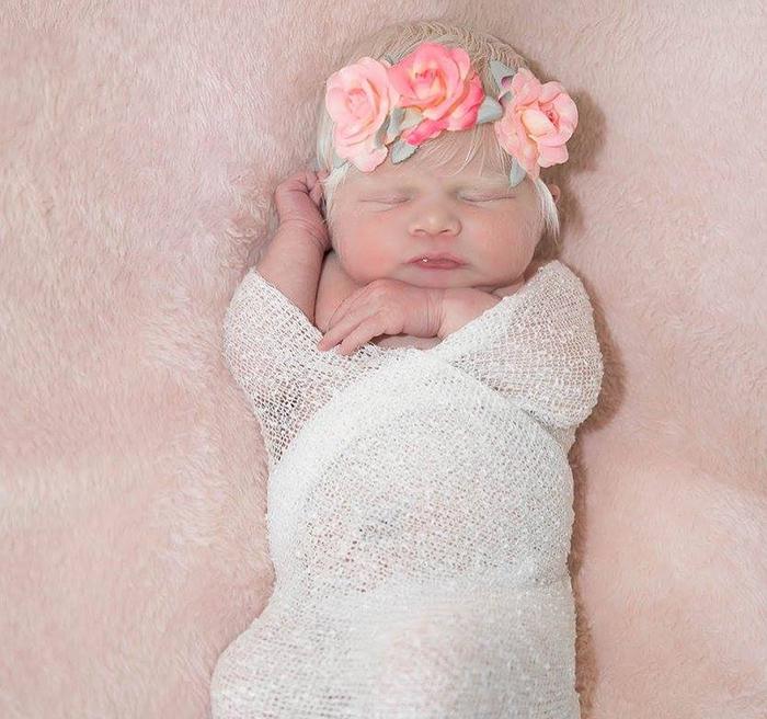 Des parents mexico-américains sont choqués après avoir donné naissance à une petite fille blonde à la peau claire