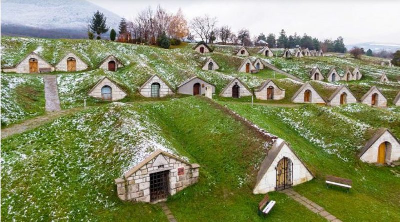 Pourquoi de petites maisons de hobbit ont-elles été construites en Hongrie