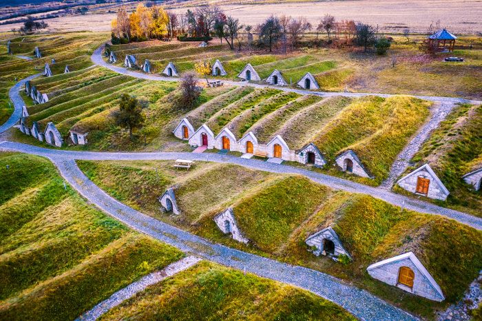 Pourquoi de petites maisons de hobbit ont-elles été construites en Hongrie