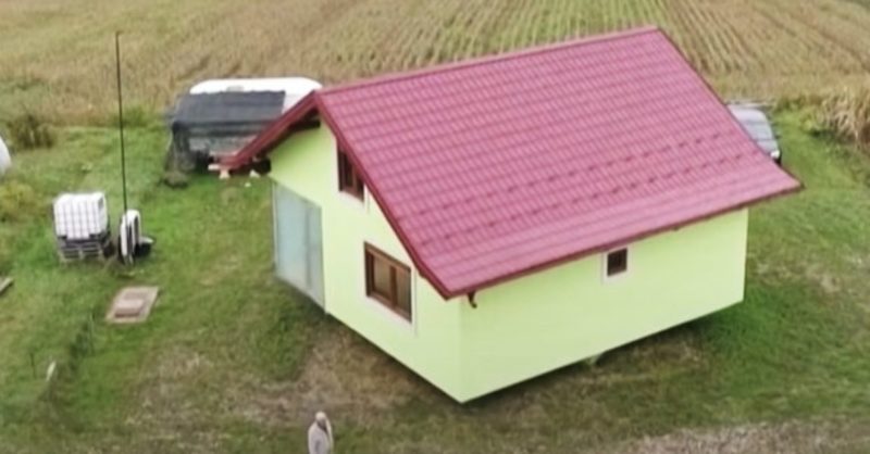 Un homme a construit une maison tournante, réalisant le rêve de sa femme: Regarde dedans