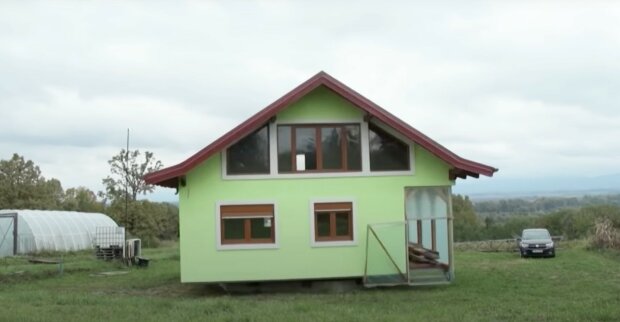 Un homme a construit une maison tournante, réalisant le rêve de sa femme: Regarde dedans