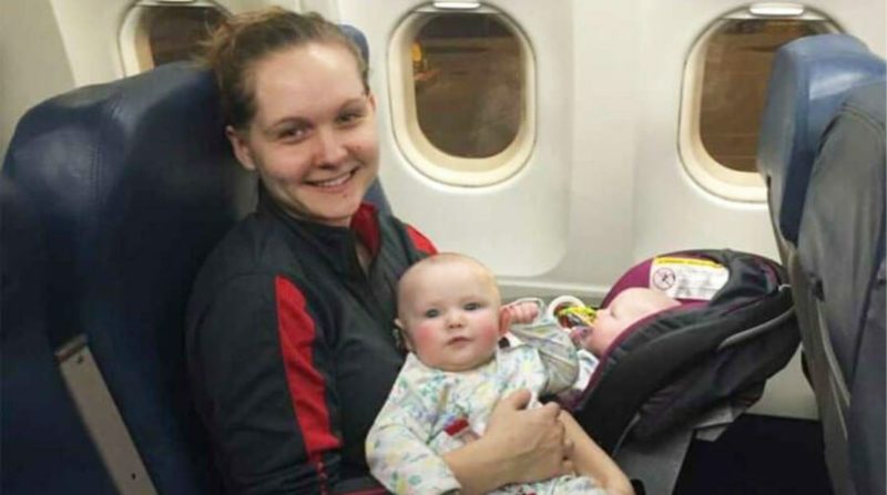Alors que ses jumeaux pleurent désespérément, une mère accablée reçoit des regards de dédain de tout le monde dans l’avion, jusqu’à ce que la gentillesse d’un inconnu change tout