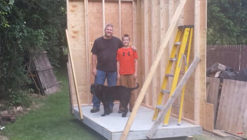 Comment cet enfant de 13 ans a construit une petite maison à partir de rien pour seulement 1 500 $