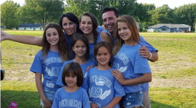 Une femme a adopté les 4 filles de son amie décédée d’un cancer