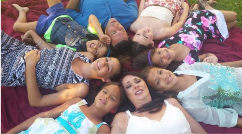 Une femme a adopté les 4 filles de son amie décédée d’un cancer