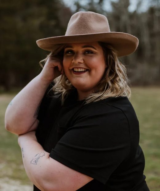 Une femme grande taille est rejetée par les parents de son fiancé, ils la supplient de l'épouser plus tard