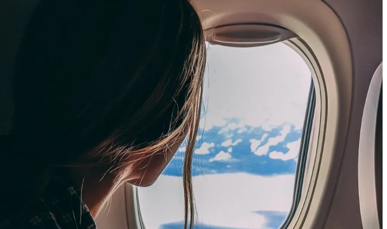 Après avoir reconnu la voix du pilote pendant le décollage, une femme a pleuré pendant tout le vol