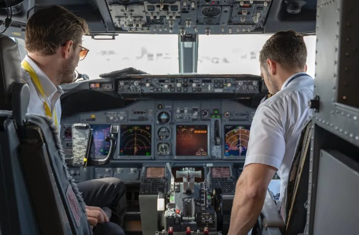 Une hôtesse de l'air enfreint les règles pour donner du bon sens au fils d'un millionnaire enragé pendant un vol