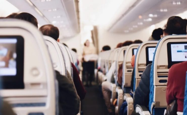 Une hôtesse de l'air enfreint les règles pour donner du bon sens au fils d'un millionnaire enragé pendant un vol