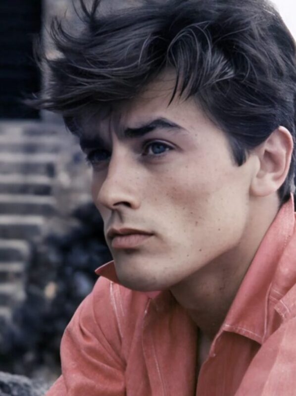 Le fils d'Alain Delon a grandi et ressemble beaucoup à son père : comme deux gouttes d'eau
