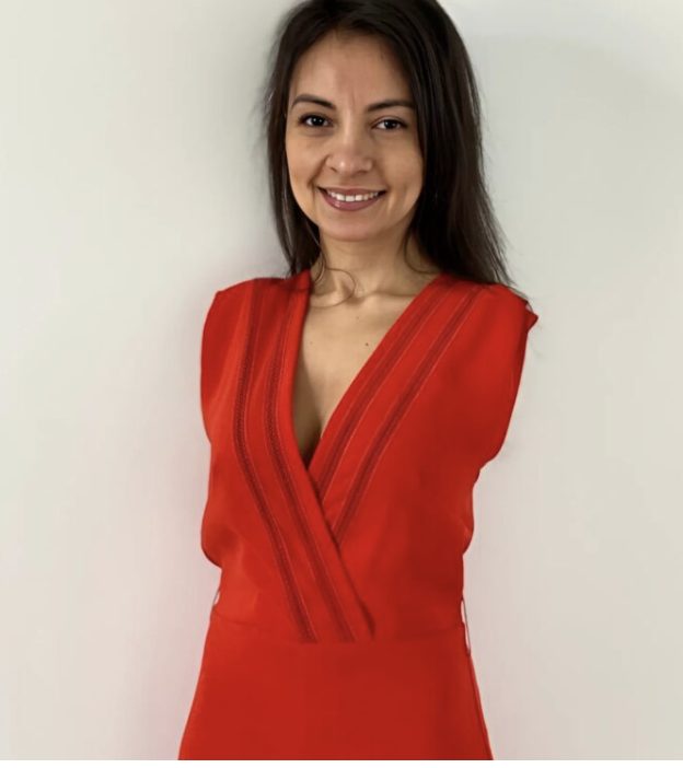 Cette femme est née sans bras, mais grâce à sa force de volonté, elle a appris à utiliser ses pieds à la place de ses mains