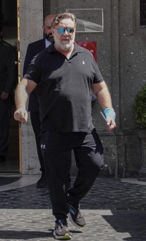 "A pris du poids et a beaucoup vieilli" : Voici à quoi ressemble Russell Crowe, le Gladiateur de 60 Ans, accompagné de sa fiancée de 30 ans