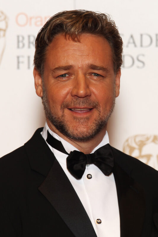 "A pris du poids et a beaucoup vieilli" : Voici à quoi ressemble Russell Crowe, le Gladiateur de 60 Ans, accompagné de sa fiancée de 30 ans
