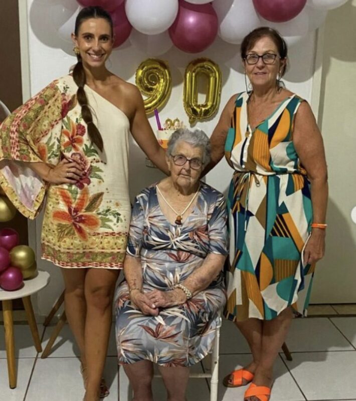 Âgée de quatre-vingt-dix ans, elle tricote des manteaux pour les enfants du Rio Grande do Sul Source