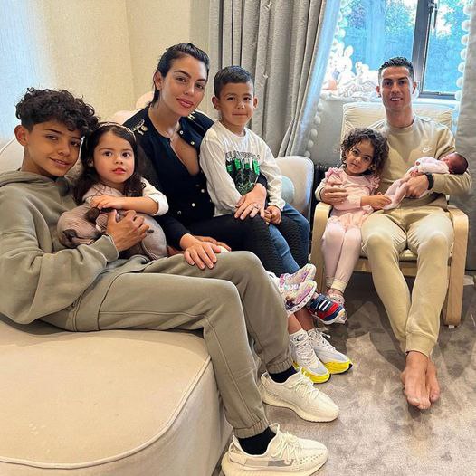 L'épouse de Ronaldo illustre comment devrait se présenter toute femme digne de ce nom, mariée à un milliardaire