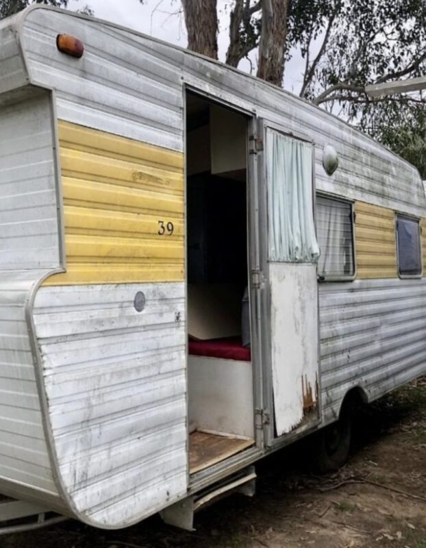 Les personnes bienveillantes ont offert une vieille caravane à une femme sans abri, qui a ensuite transformé ce véhicule en une maison douillette en pleine forêt