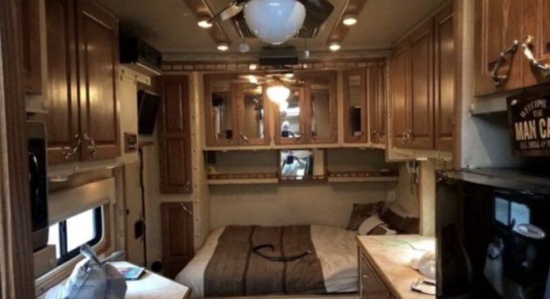 Les personnes bienveillantes ont offert une vieille caravane à une femme sans abri, qui a ensuite transformé ce véhicule en une maison douillette en pleine forêt
