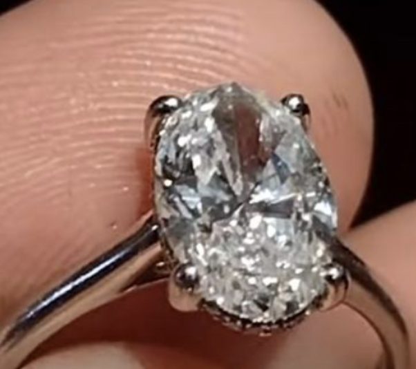 Un homme découvre une bague précieuse de 40 000 euros sur une plage et la rend à ses propriétaires : voici ce qu'il a reçu en retour
