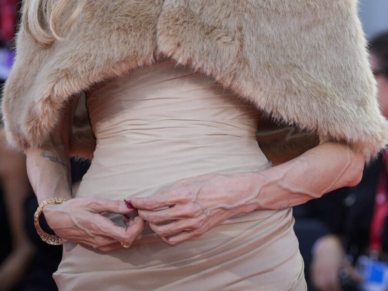 Les mains d'Angelina Jolie sur de nouvelles photos ont effrayé les fans