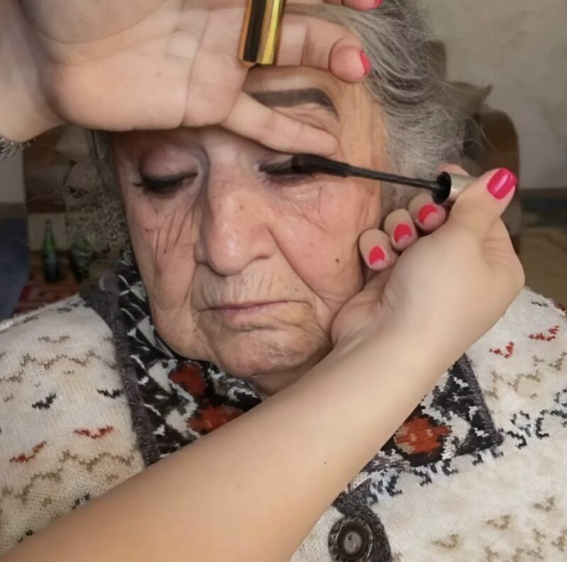 À l'âge de 80 ans, cette grand-mère a osé changer d'apparence pour la toute première fois