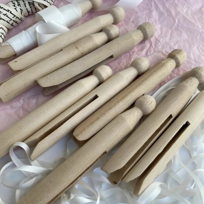 Sur les réseaux sociaux, une image de ces curieux objets en bois a suscité de nombreuses interrogations