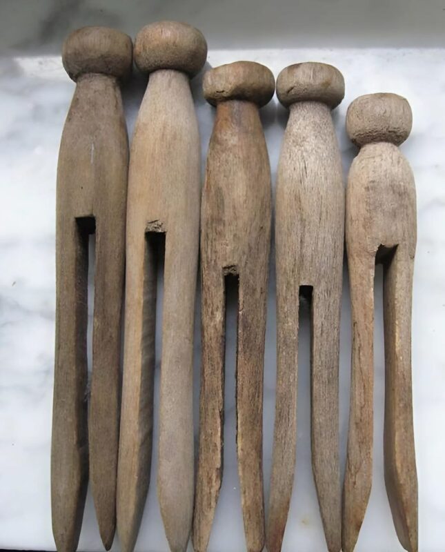 Sur les réseaux sociaux, une image de ces curieux objets en bois a suscité de nombreuses interrogations