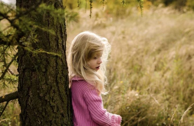 Pendant la cérémonie funéraire, un jeune enfant s’est levé en silence, s’est approché du cercueil de sa mère et a posé son oreille contre celui-ci