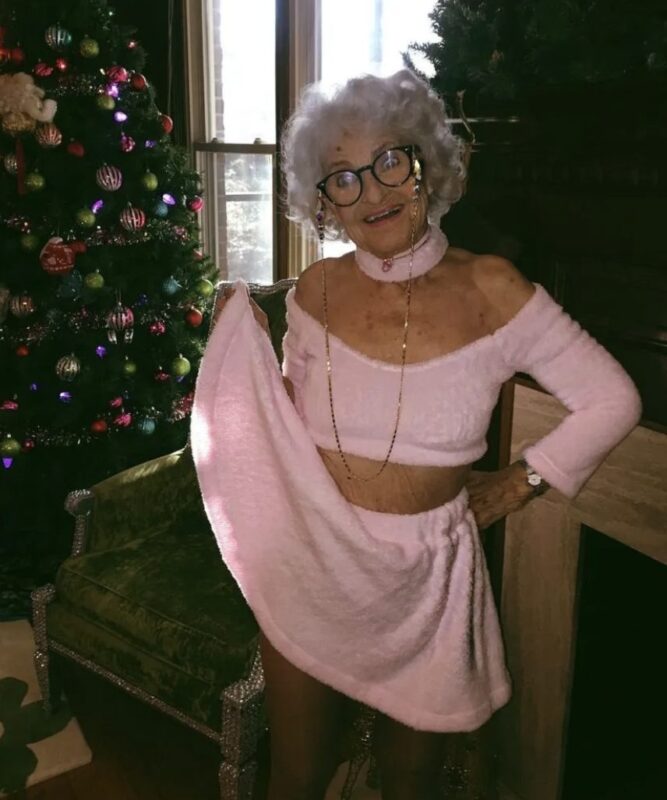 Mamie Helen, âgée de 90 ans, a conquis le cœur d’Internet et est devenue une véritable célébrité