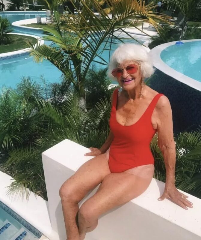 Mamie Helen, âgée de 90 ans, a conquis le cœur d’Internet et est devenue une véritable célébrité