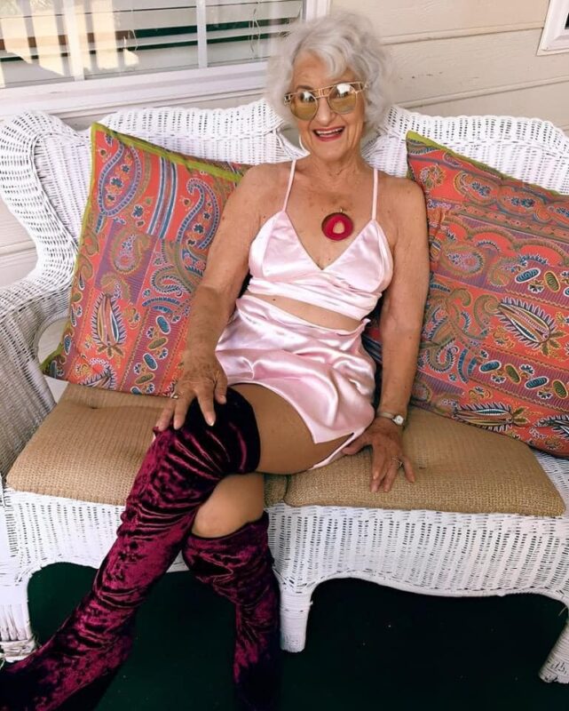 Mamie Helen, âgée de 90 ans, a conquis le cœur d’Internet et est devenue une véritable célébrité