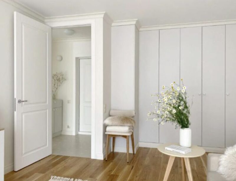 Le fils a acheté un appartement pour sa mère et a fait des rénovations abordables mais stylées