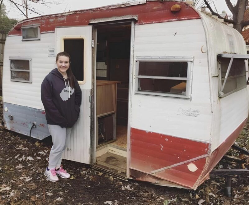 Transformation Éblouissante : comment une adolescente a redonné vie à une vieille caravane