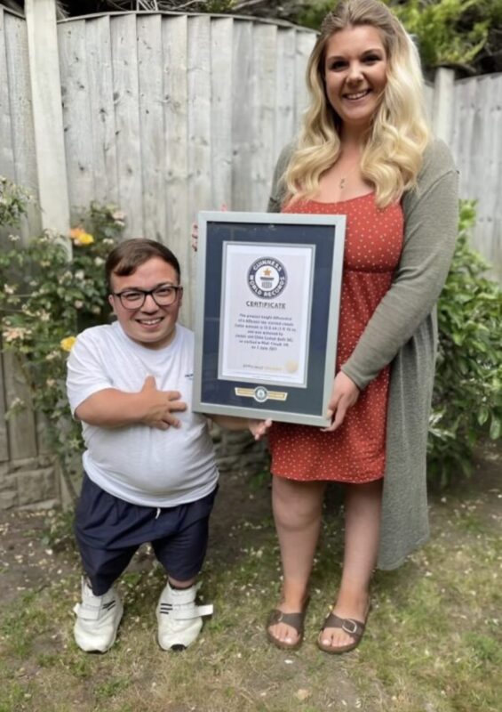 Un homme mesurant seulement 110 cm a épousé une femme beaucoup plus grande, établissant ainsi un record mondial