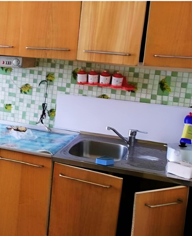 Elle ne pouvait pas se permettre d'acheter de nouveaux meubles pour sa cuisine, alors, elle a trouvé une solution originale
