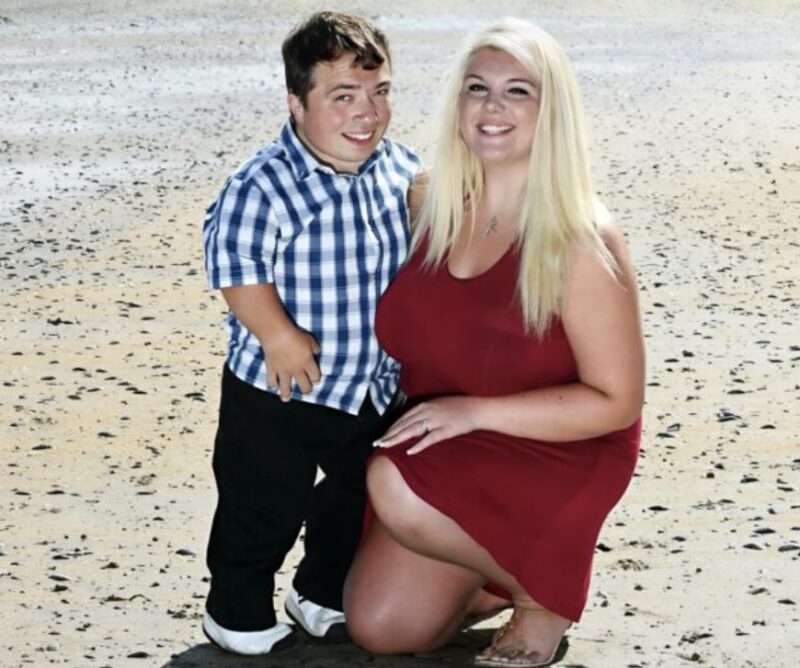 Un homme mesurant seulement 110 cm a épousé une femme beaucoup plus grande, établissant ainsi un record mondial