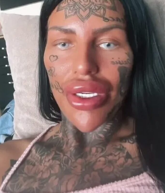« Avec son visage couvert de tatouages, elle donne l'impression d'un personnage de dessin animé maléfique ! »