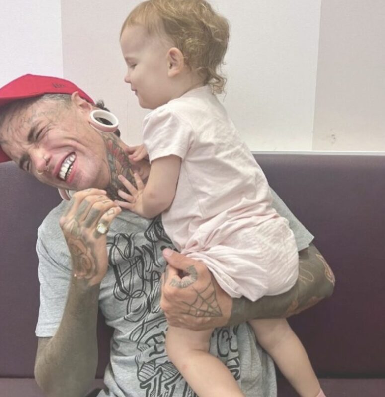 Un père, dont le corps est entièrement couvert de tatouages, subit une transformation pour sa petite fille