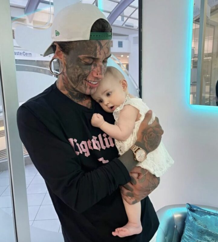 Un père, dont le corps est entièrement couvert de tatouages, subit une transformation pour sa petite fille