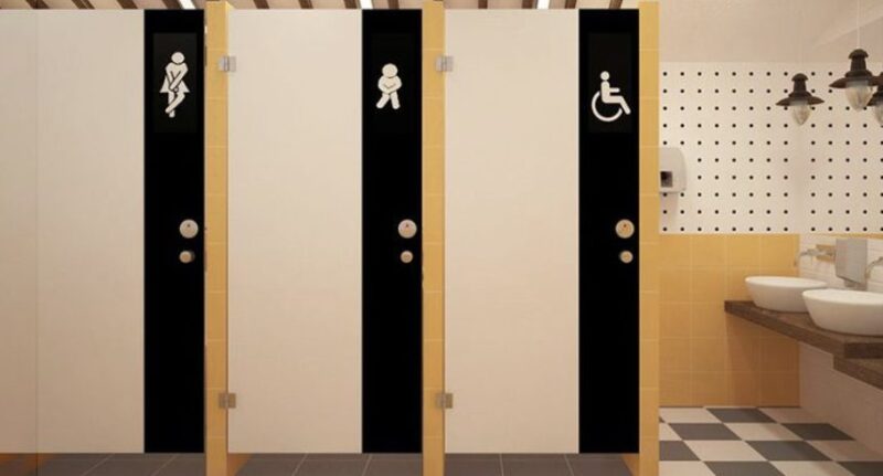 Vous ne le savez probablement pas : pourquoi les portes des toilettes publiques ne vont-elles pas jusqu’au sol