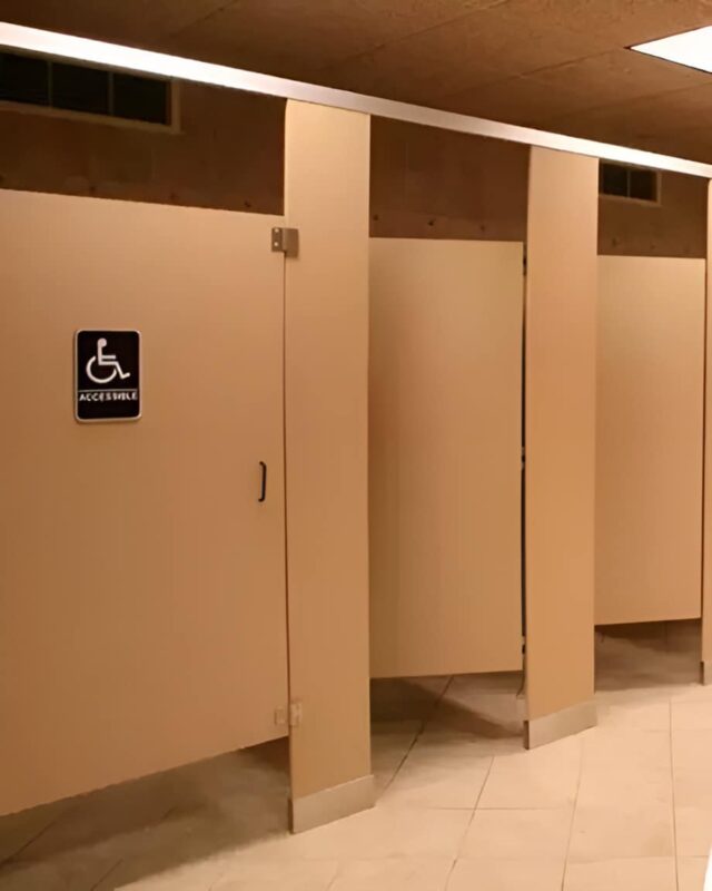 Vous ne le savez probablement pas : pourquoi les portes des toilettes publiques ne vont-elles pas jusqu’au sol