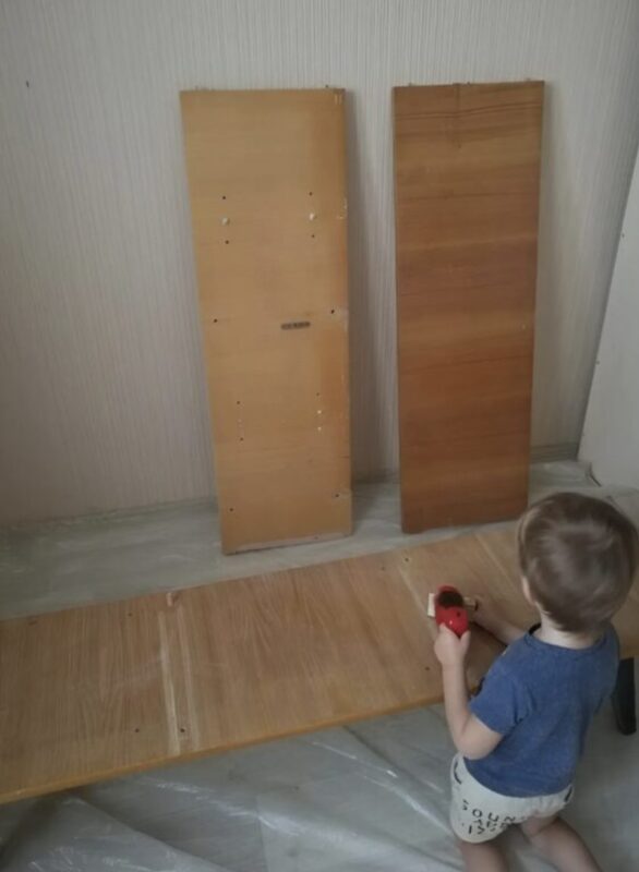 Un homme a donné une nouvelle vie à une vieille armoire, la transformant en une penderie moderne : le résultat est stupéfiant !