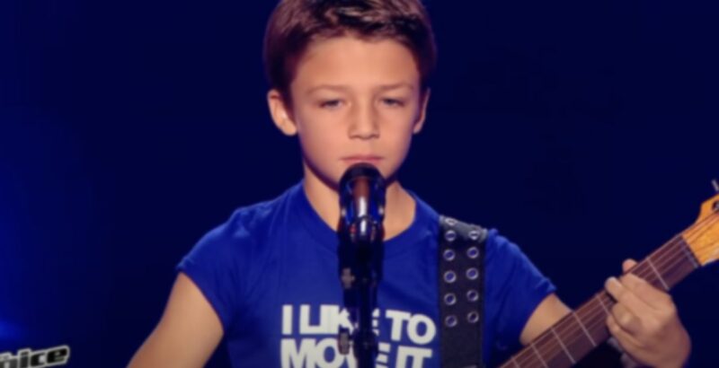 "Un jeune prodige de 10 ans bouleverse The Voice avec sa prestation émouvante de 'Knockin' on Heaven's Door'"