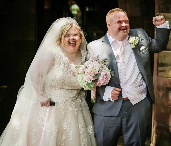 "Une Histoire d'Amour Magique : Leah et Andrew, Un Mariage de Rêve et Leur Belle Famille"